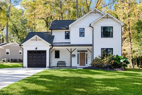 Clayton 3BR Modern Farmhouse | Downtown Sleeps 8