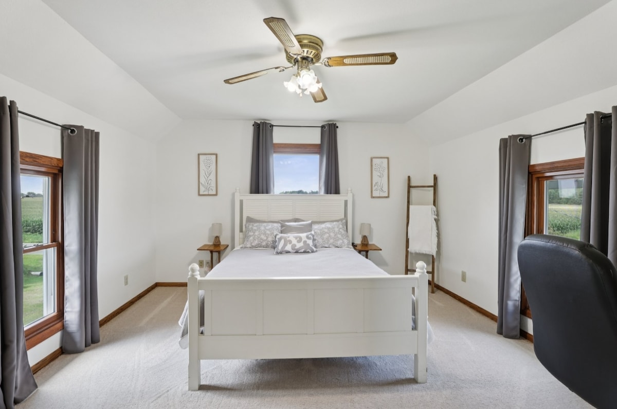 מיטת קווין סייז, וילונות האפלה, טלוויזיה חכמה, ארון, שולחן וכיסא