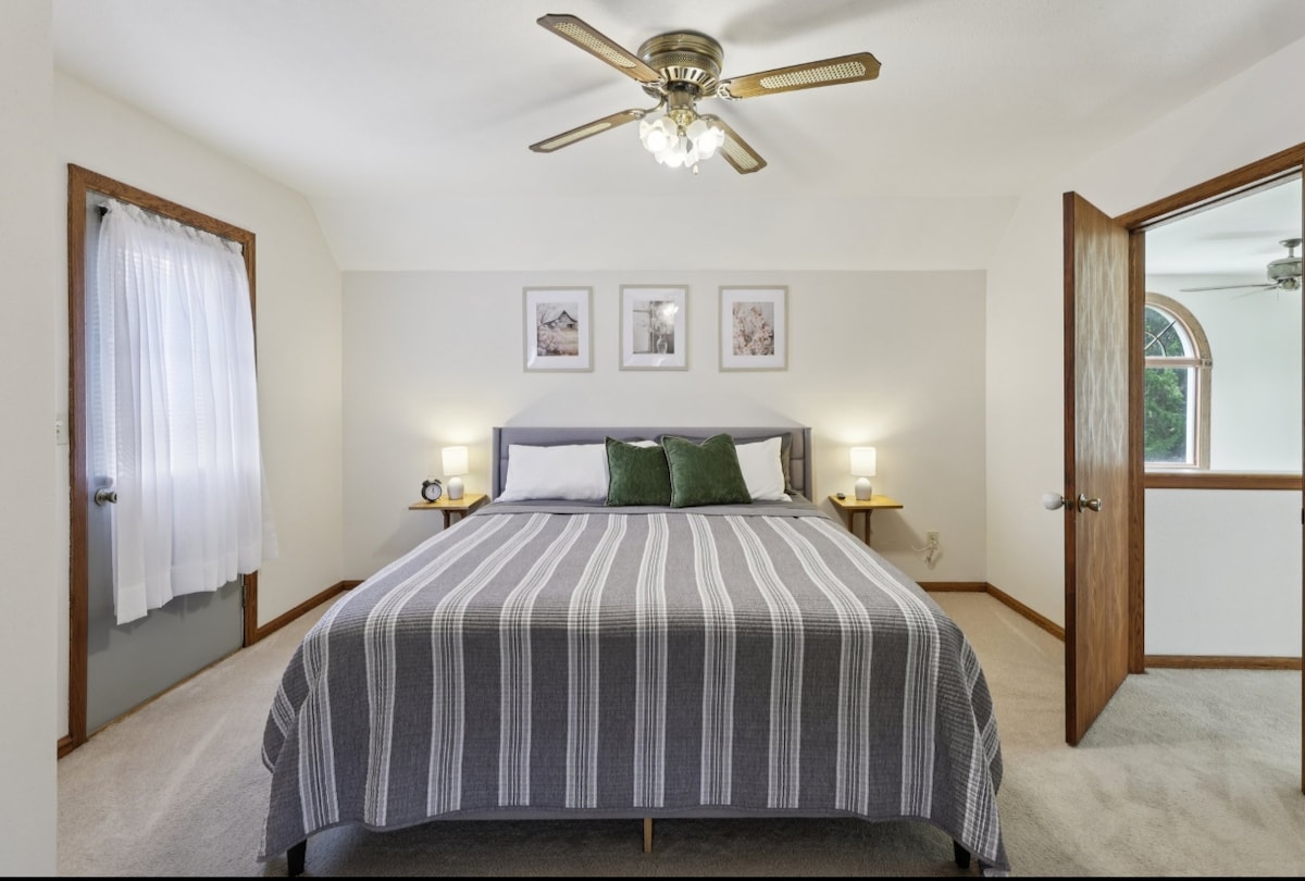 מיטת קינג סייז בגודל קליפורניה עם גישה פרטית למרפסת החיצונית העליונה. 