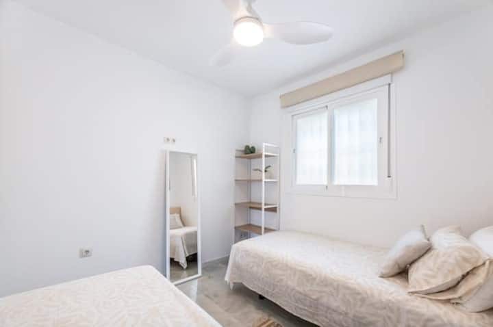 Sekundárna spálňa s dvoma samostatnými posteľami, poličkou, zrkadlom a ventilátorom