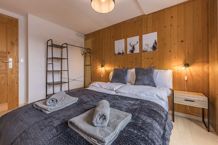 Spálňa s pohodlnou rozkladacou pohovkou 140 x 190 cm, vešiak na oblečenie 