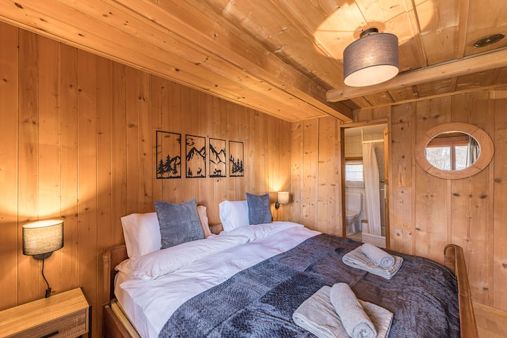 Hlavná spálňa s posteľou s rozmermi 190 x 190 cm a vlastnou kúpeľňou