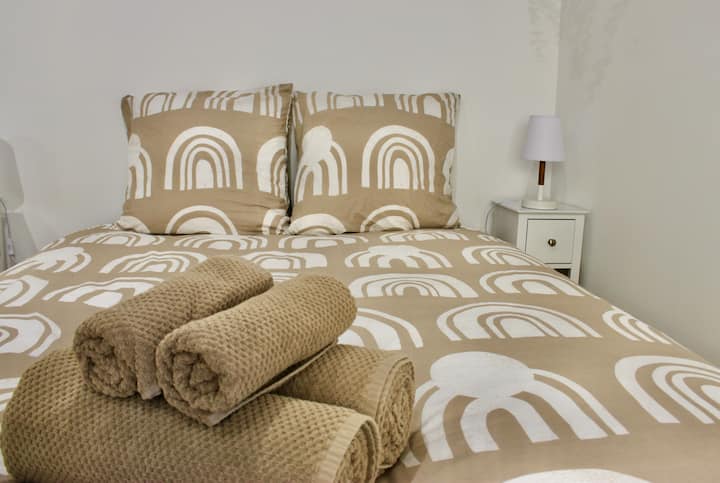 140 x 200 l. Nous fournissons les draps ainsi que les serviettes.