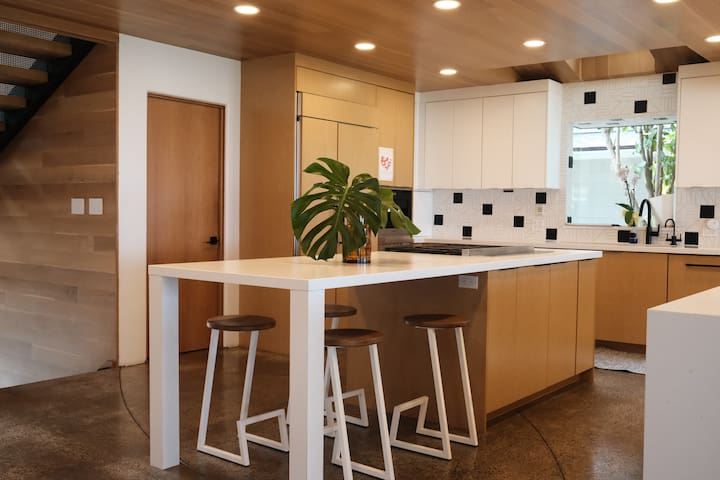 The Log Cabins House – Oceanfront Paradise!