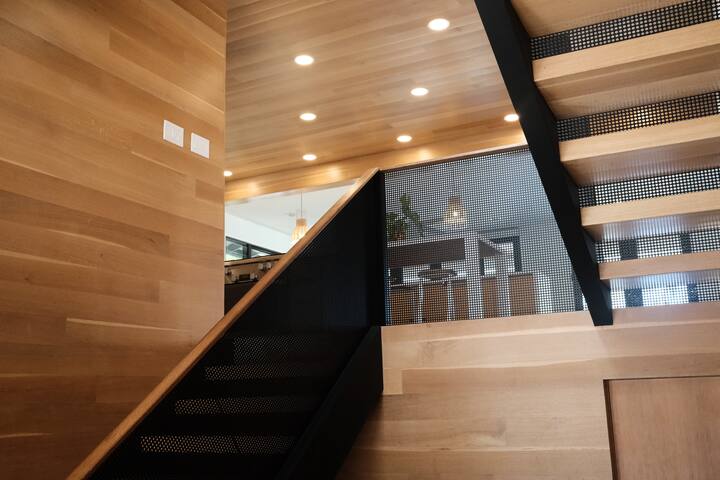 The Log Cabins House – Oceanfront Paradise! gallery image 3