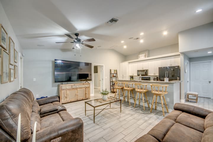 Downtown Bliss: Stylish One-story Getaway - Fort Myers, FL