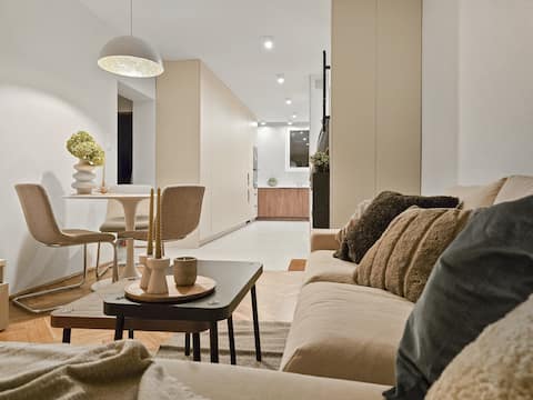 Top Airbnb: Modern Central Warsaw Gem in Śródmieście