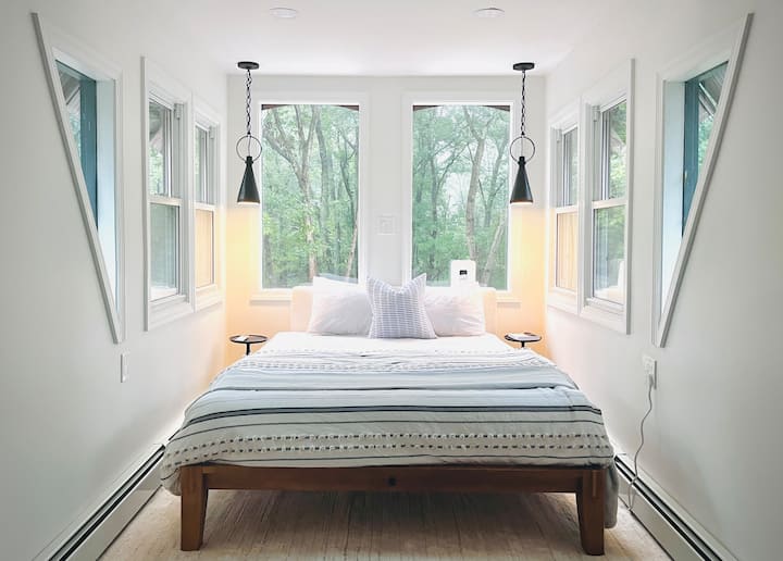 Denna säng har 360° utsikt! Du kommer att känna att du är i ett trädhus. Stig upp med solen och snooze till månen. 