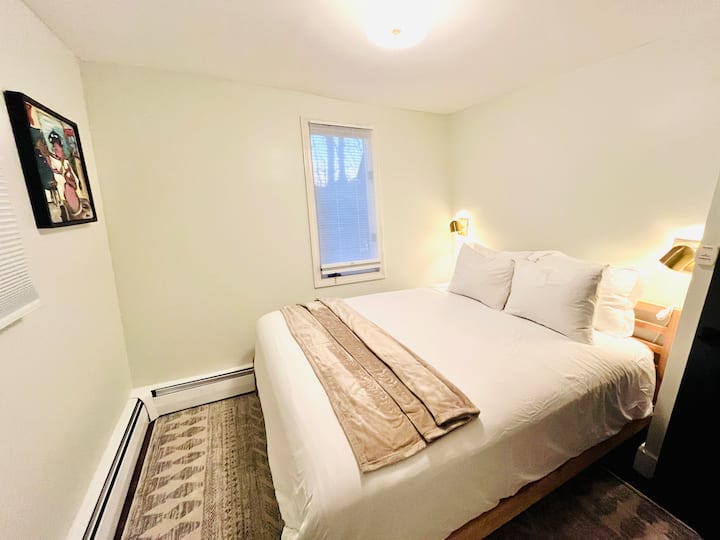 Ett litet men bekvämt sovrum med bra naturligt ljus. Precis på bottenvåningen finns inga trappor! 