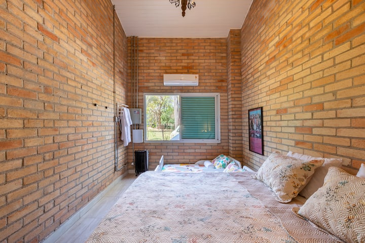 Una cama tamaño king + 2 camas para niños 