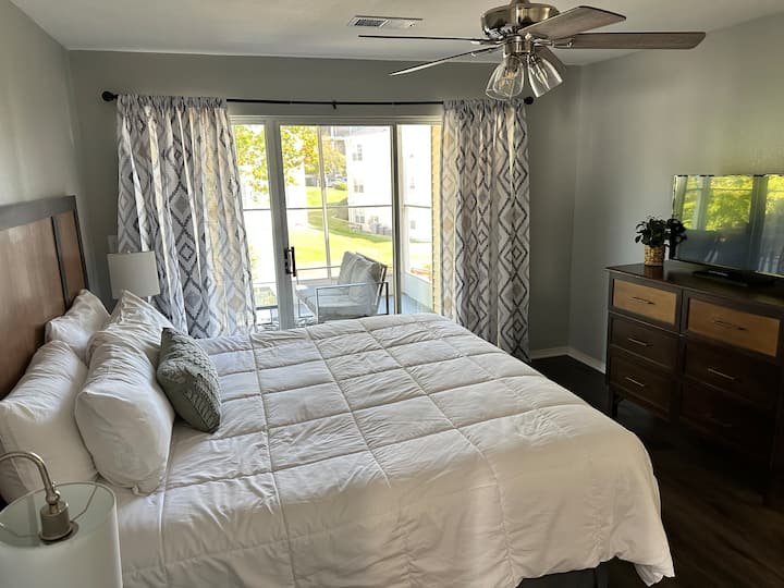 Hatua moja kwa moja kutoka kwenye chumba chako kikuu cha kulala hadi kwenye baraza iliyofungwa, inayofaa kwa kahawa ya asubuhi au mapumziko ya jioni.