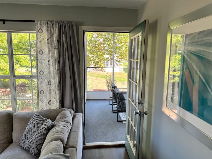 Sebule imewekwa kikamilifu kama kitovu cha kondo, ikiunganisha jiko, eneo la kulia chakula na chumba kikuu.