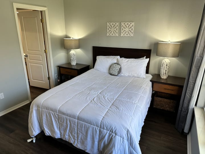 Pumzika kwa urahisi katika chumba cha kulala cha pili kilicho na kitanda cha kifahari na ufikiaji wa moja kwa moja wa bafu la pili.