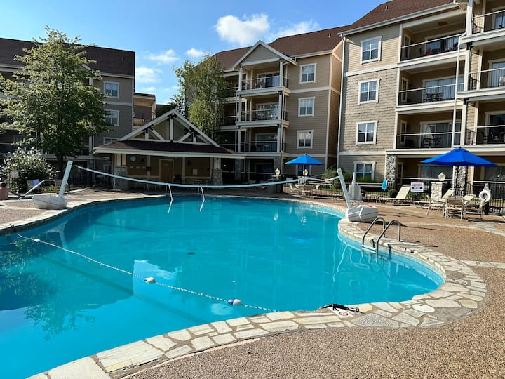 Nostep Cozy King Suite W/ Porch, Pools, Coffee Bar - Branson, MO
