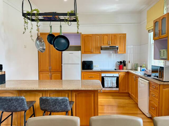 Rare Kelly Heritage Home nr Salamanca & Hobart CBD gallery image 4