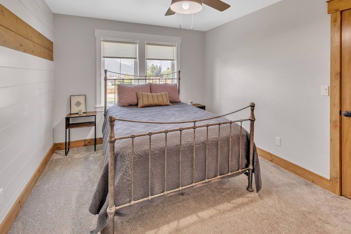 Arriba, dormitorio con cama tamaño queen 