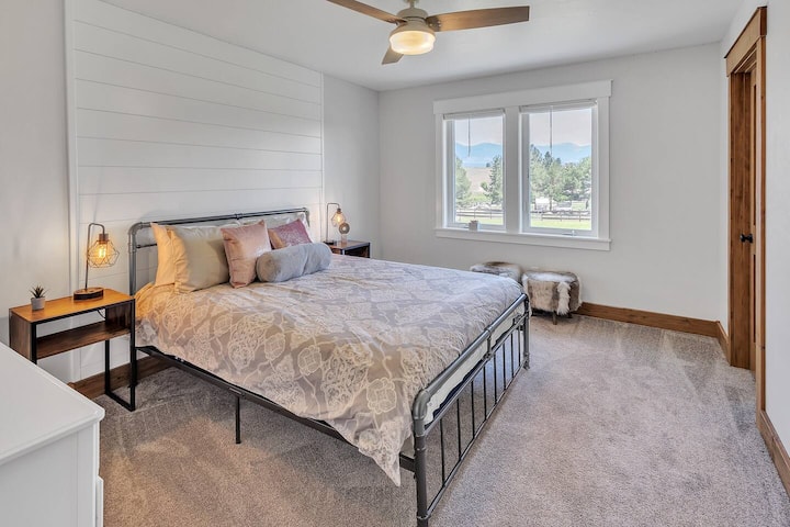 Dormitorio de arriba con cama tamaño queen