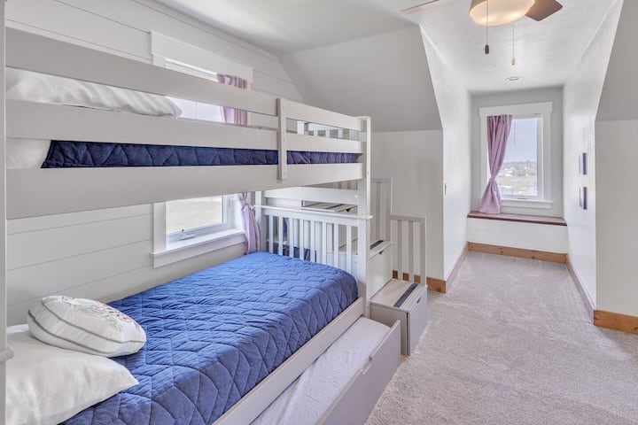 Dormitorio en la planta superior con 3 camas individuales