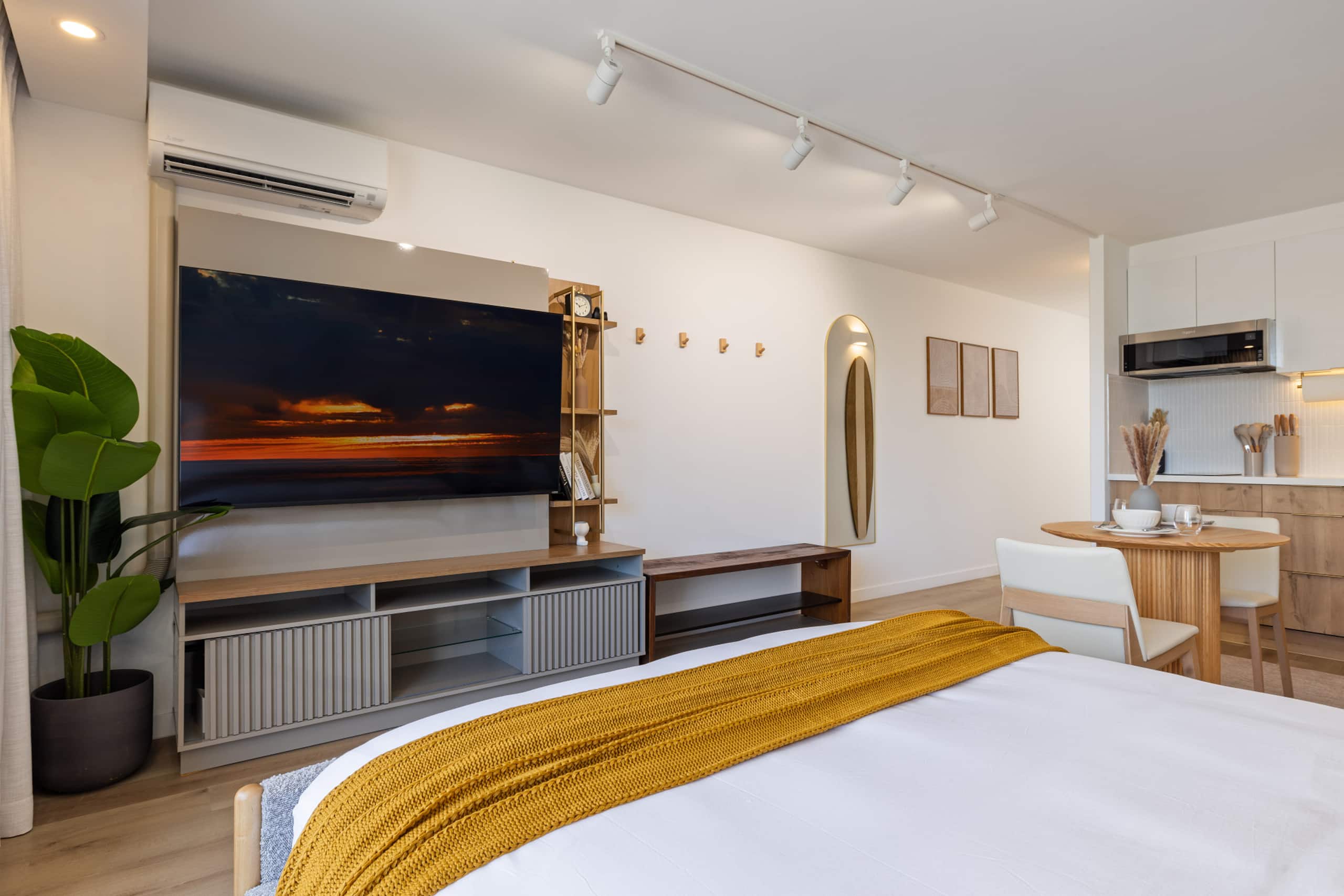Cozy Escape in the Heart of Waikiki with 1 Parking - Image 18