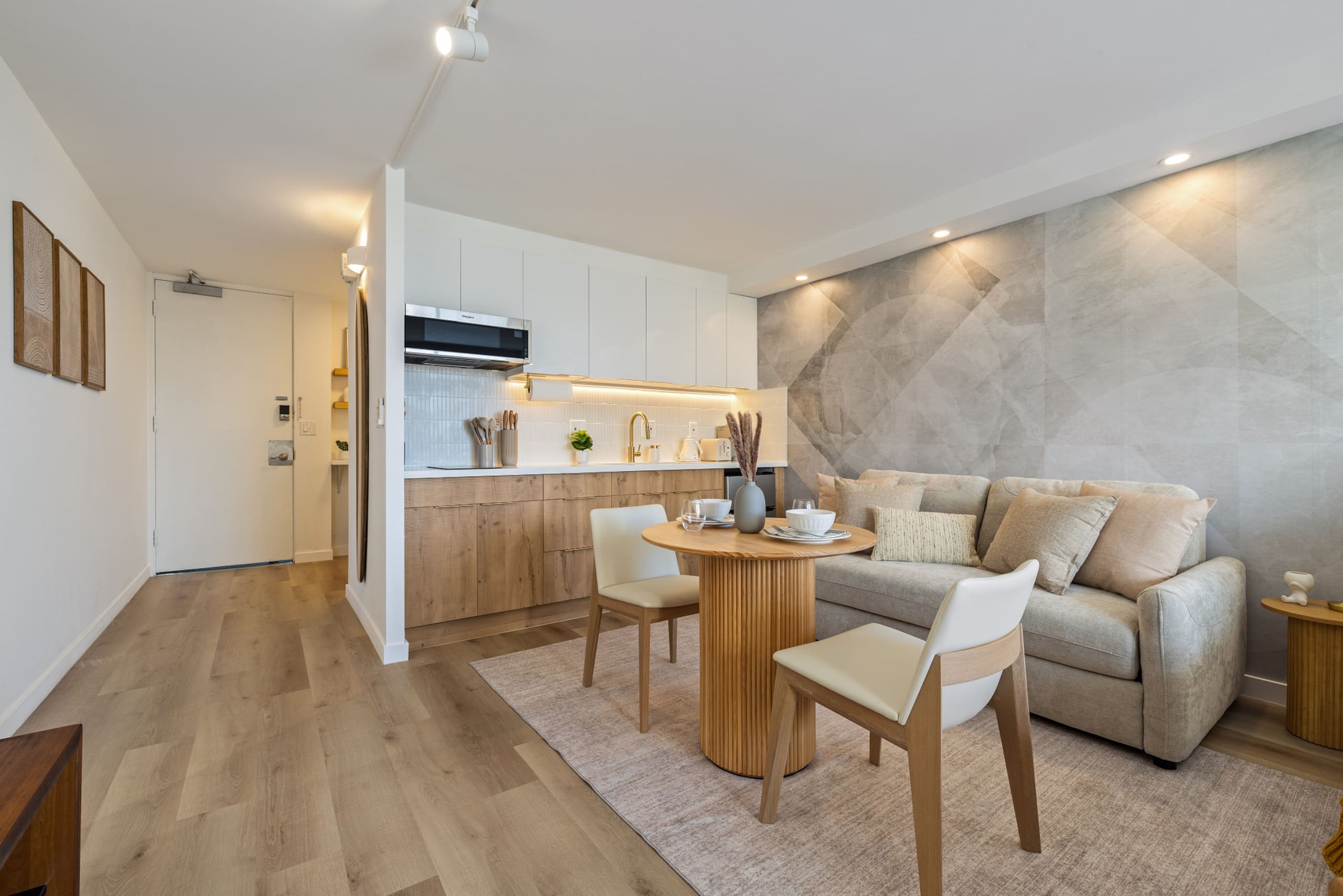 Cozy Escape in the Heart of Waikiki with 1 Parking - Image 35