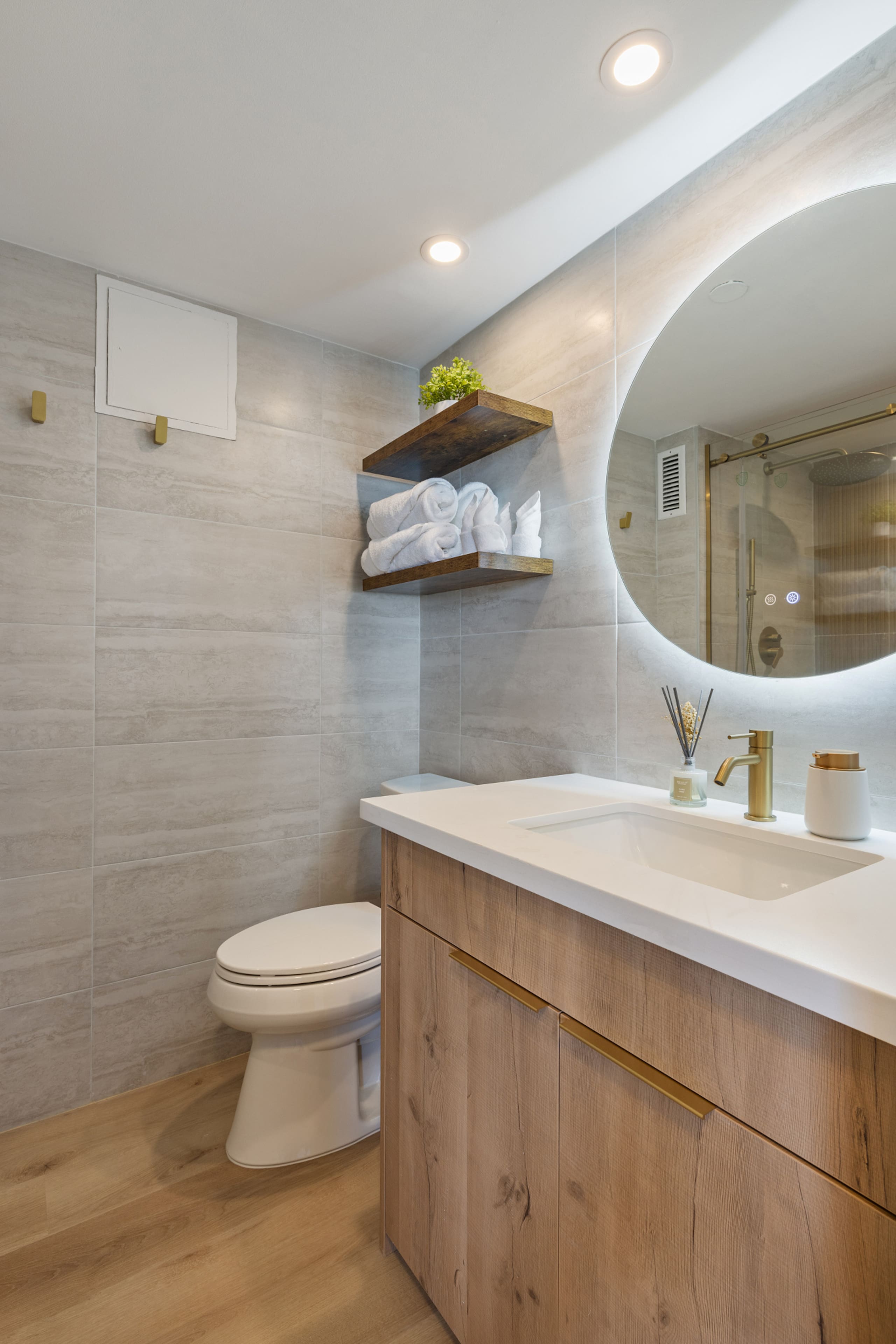 Cozy Escape in the Heart of Waikiki with 1 Parking - Image 37