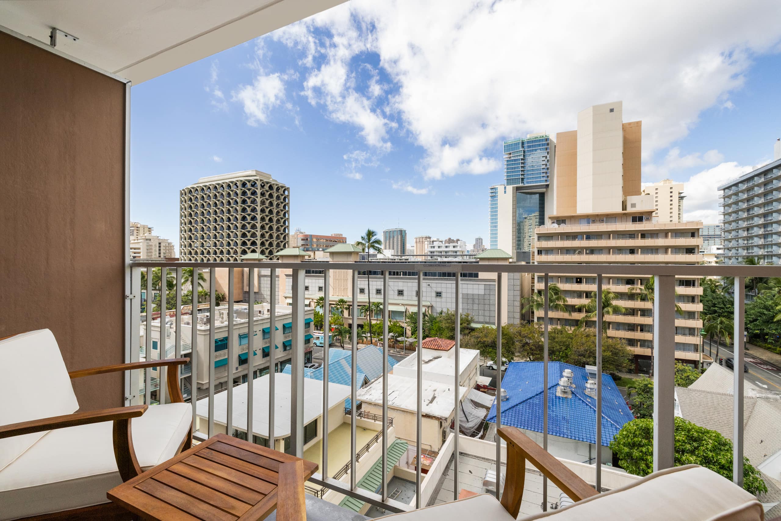 Cozy Escape in the Heart of Waikiki with 1 Parking - Image 47