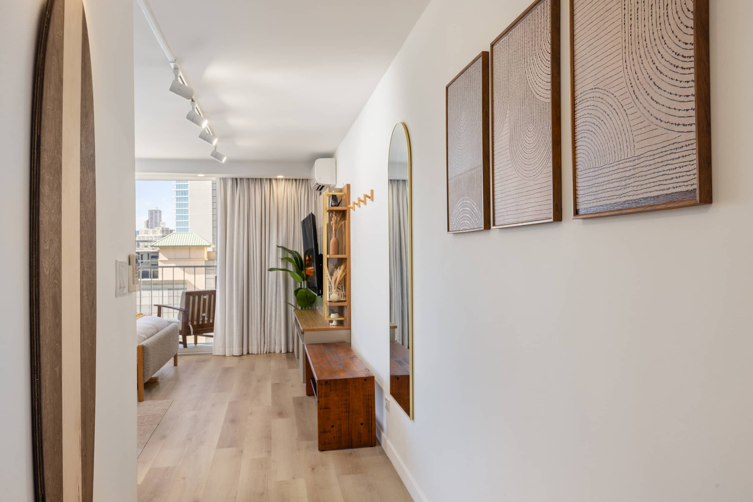 Cozy Escape in the Heart of Waikiki with 1 Parking - Image 15