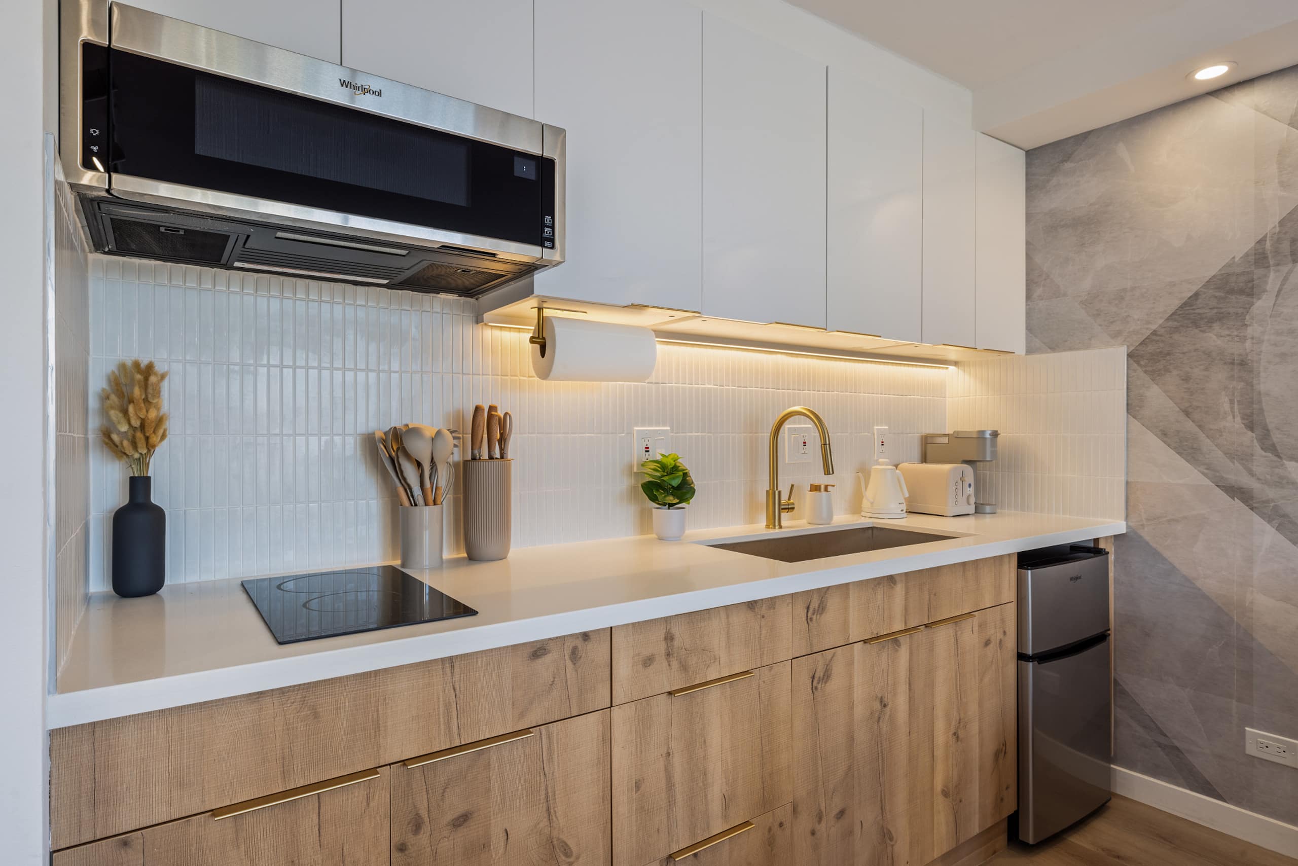 Cozy Escape in the Heart of Waikiki with 1 Parking - Image 25