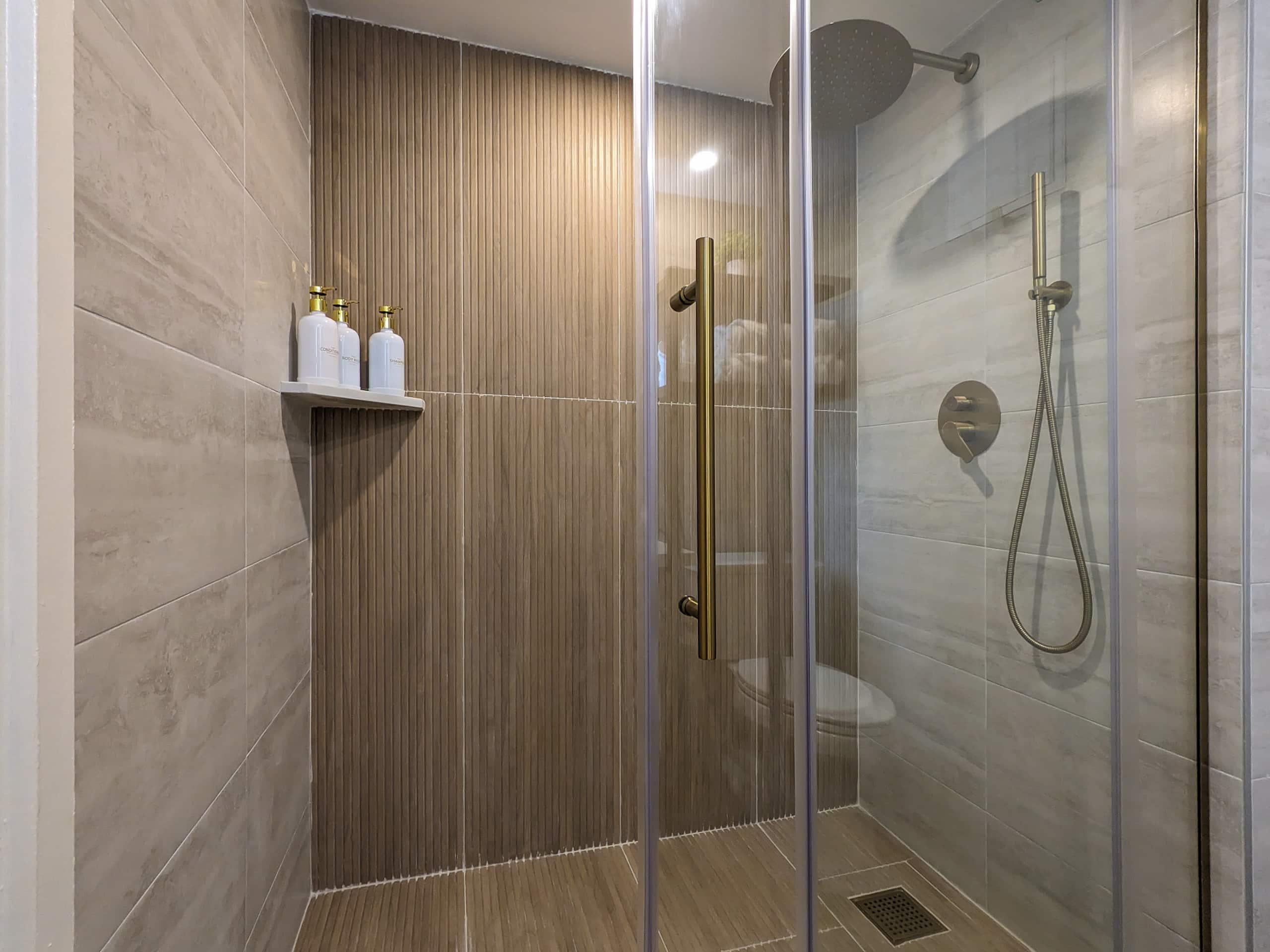 Cozy Escape in the Heart of Waikiki with 1 Parking - Image 39