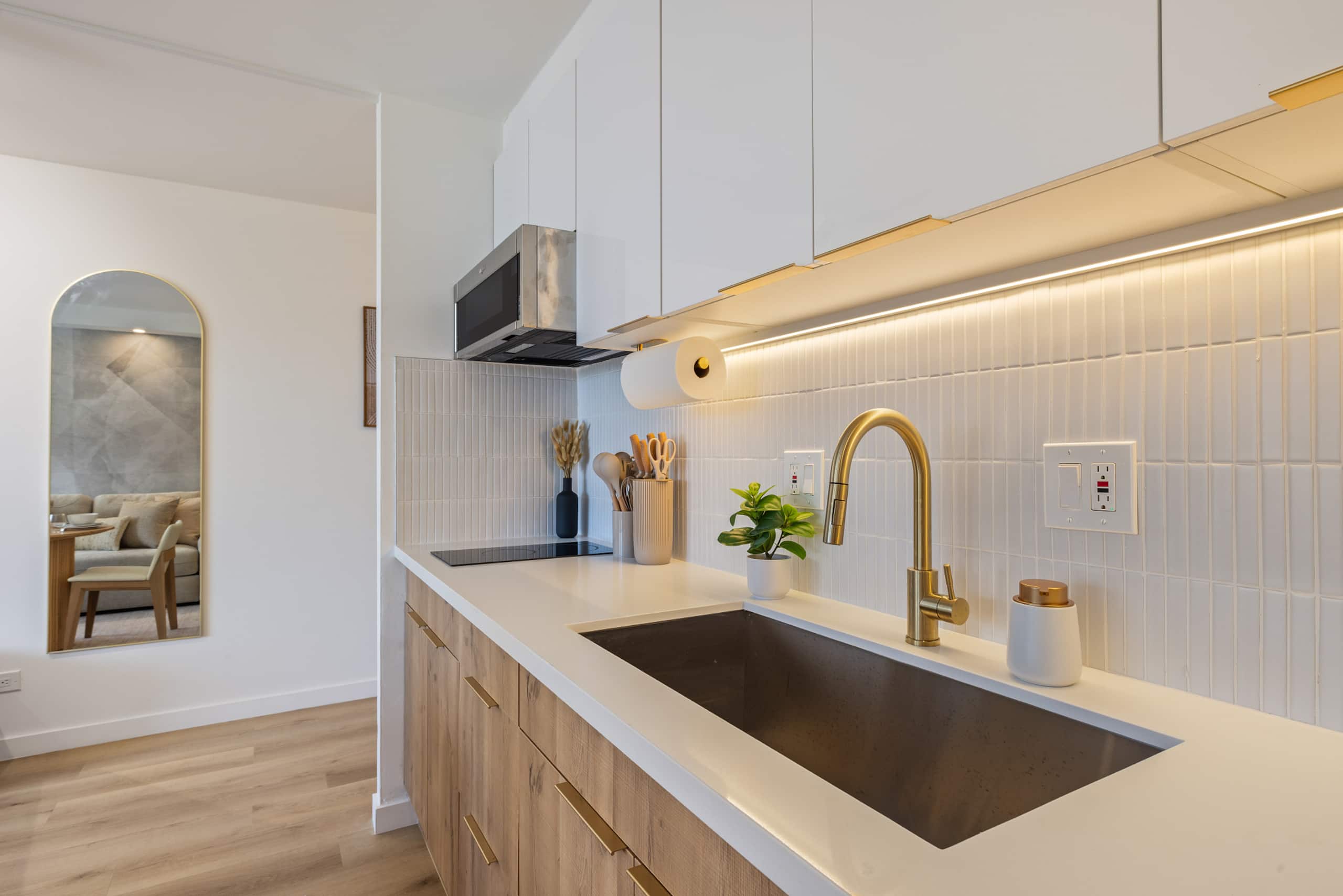 Cozy Escape in the Heart of Waikiki with 1 Parking - Image 26