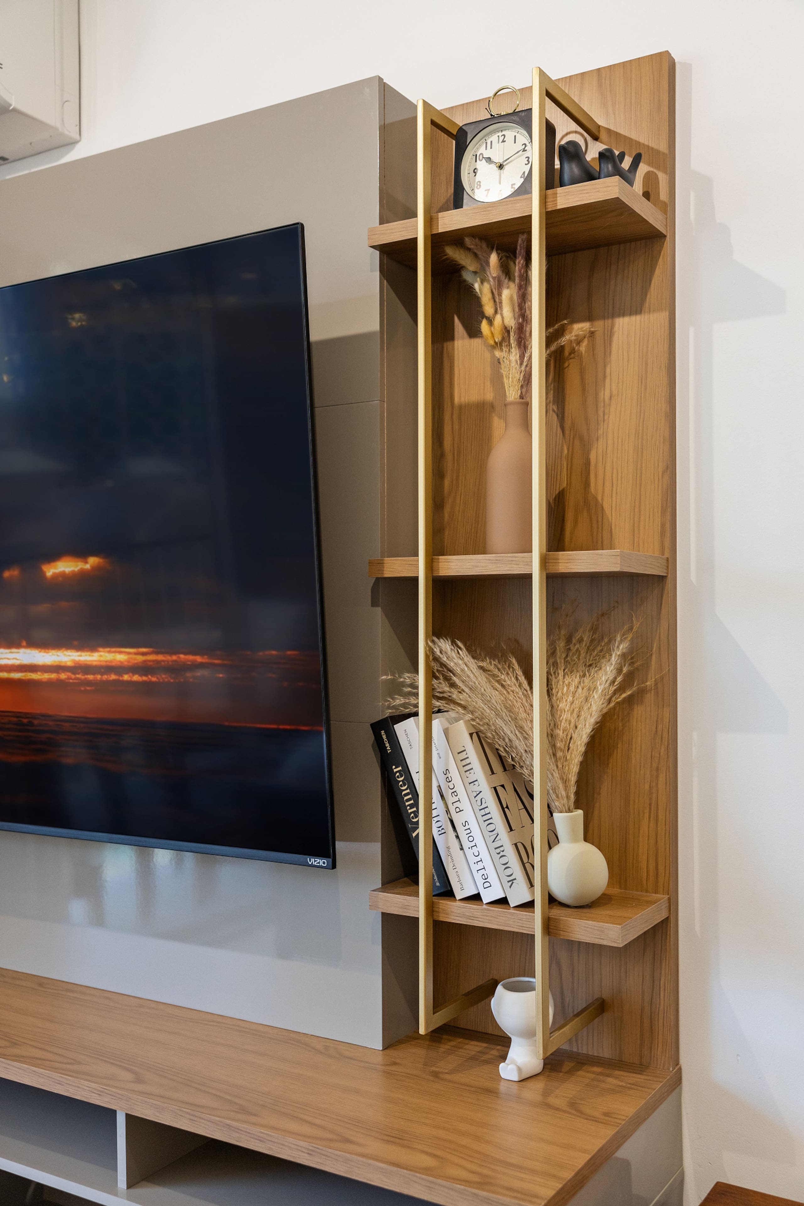 Cozy Escape in the Heart of Waikiki with 1 Parking - Image 7