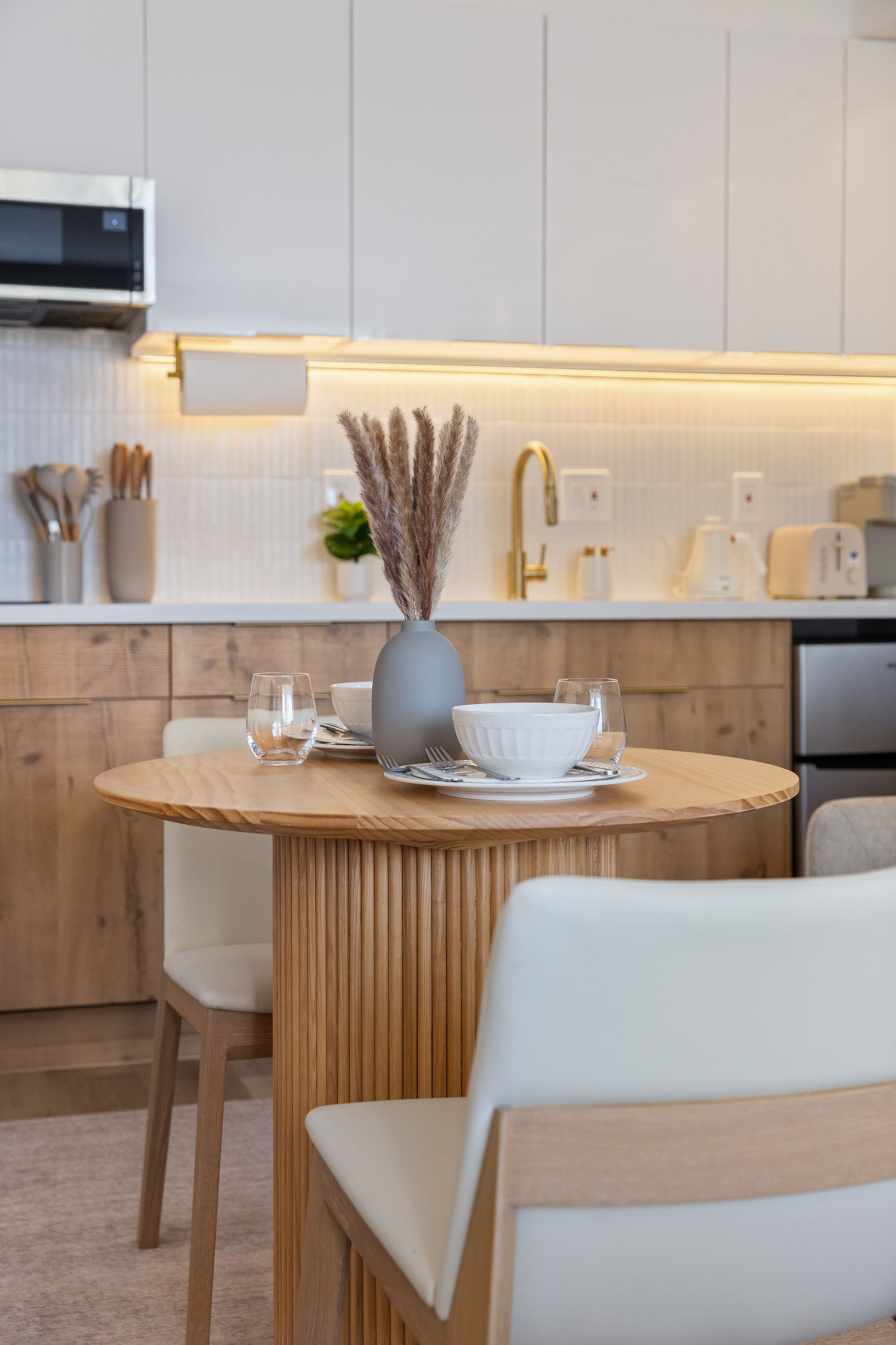 Cozy Escape in the Heart of Waikiki with 1 Parking - Image 1