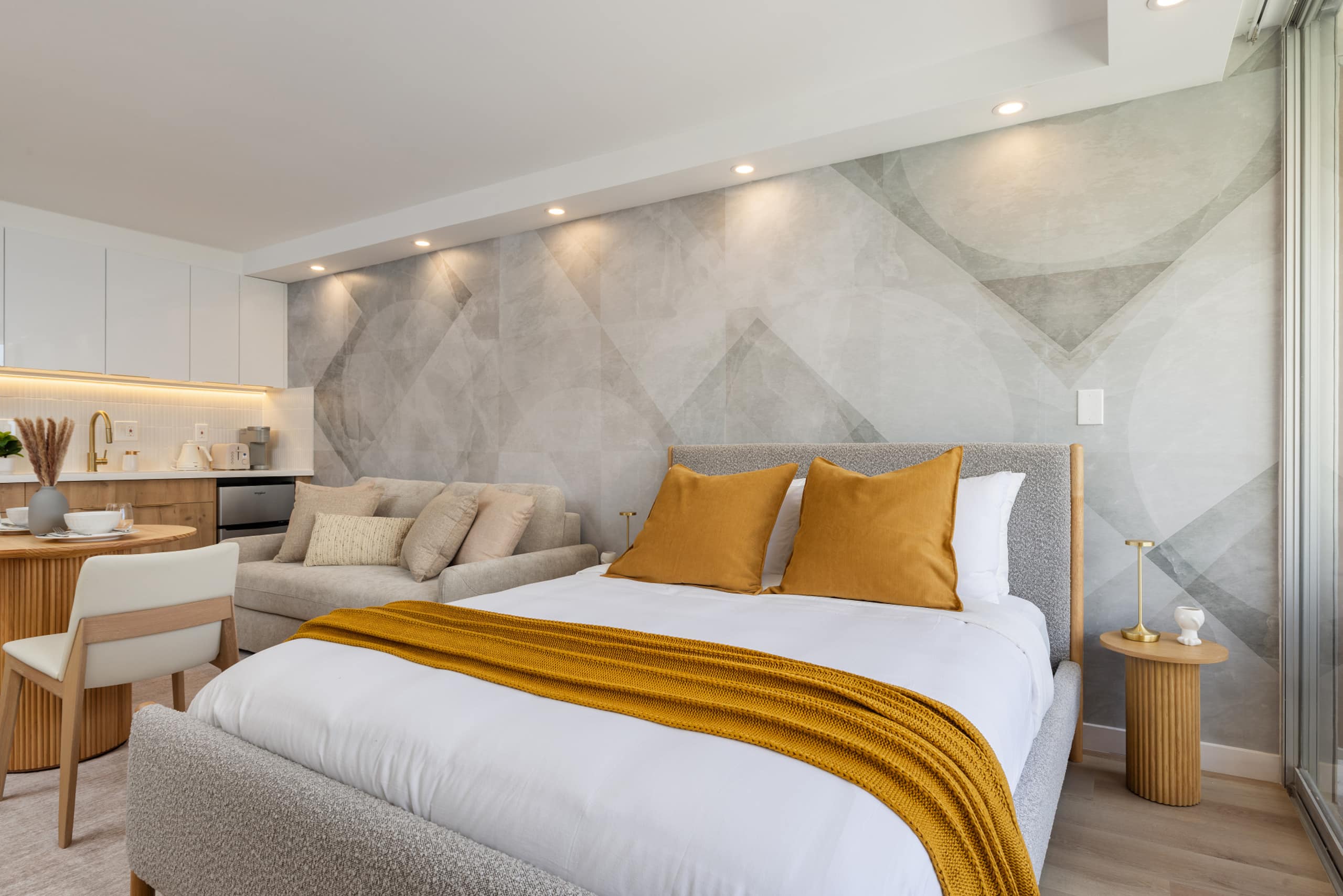 Cozy Escape in the Heart of Waikiki with 1 Parking - Image 17