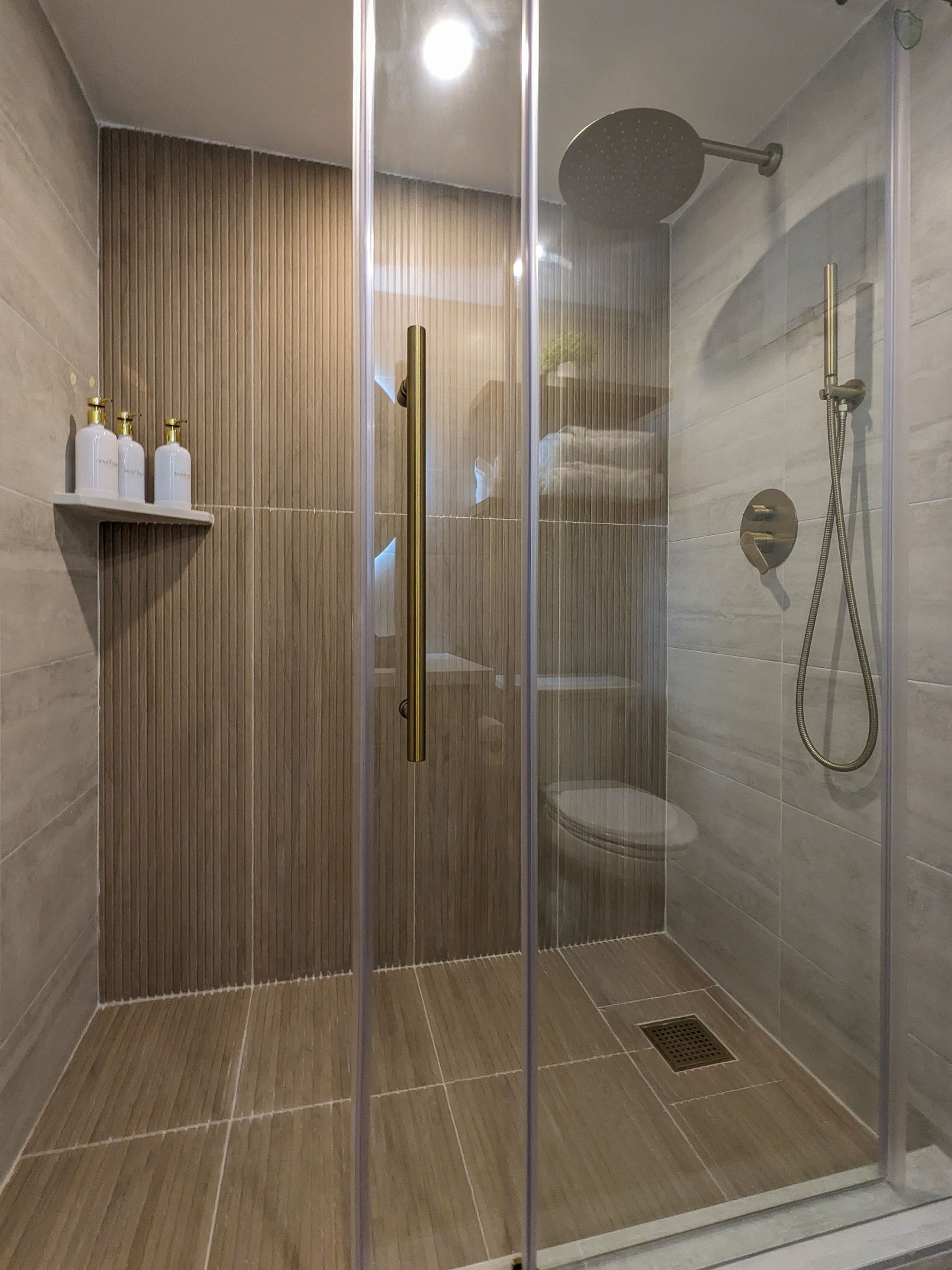 Cozy Escape in the Heart of Waikiki with 1 Parking - Image 40