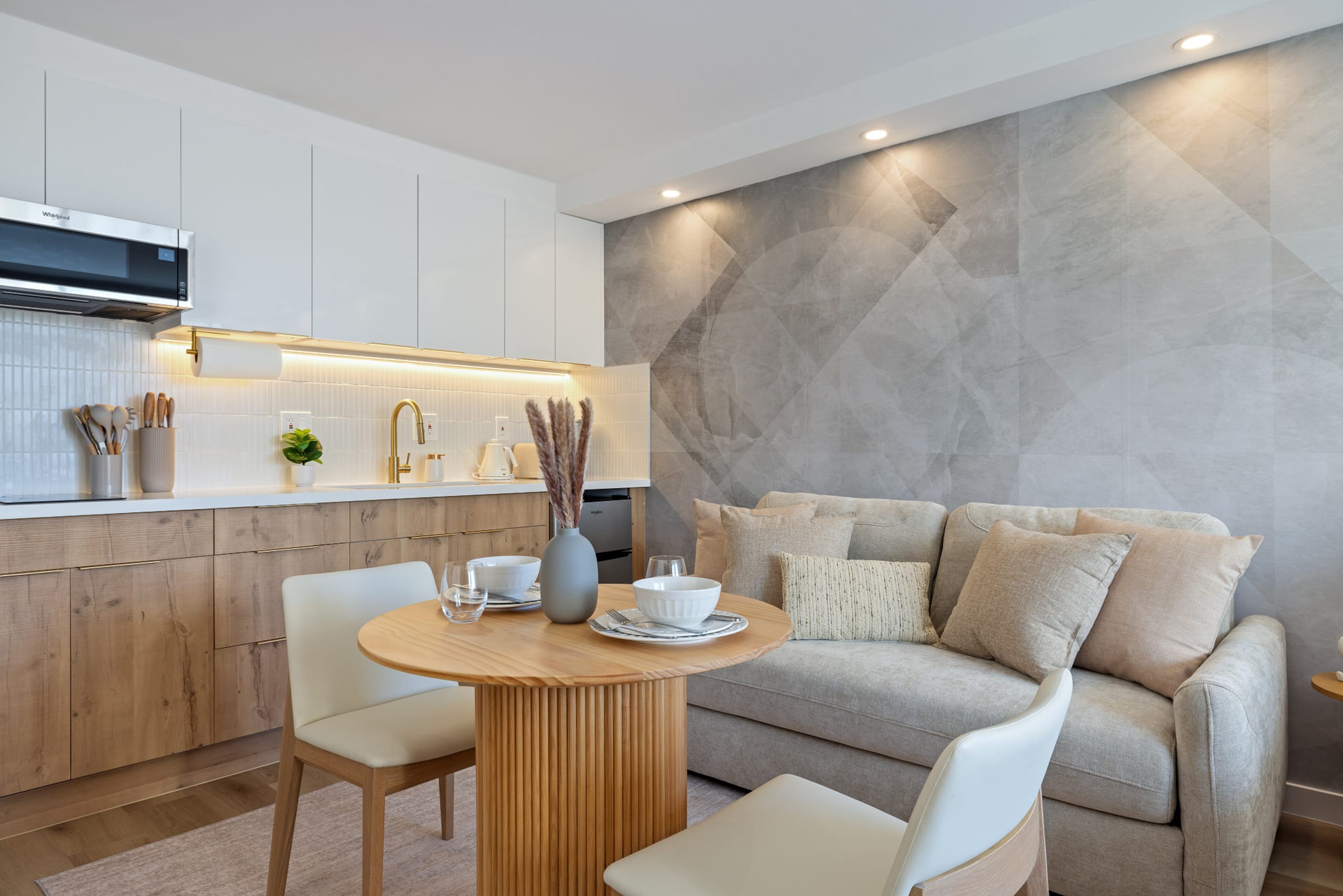 Cozy Escape in the Heart of Waikiki with 1 Parking - Image 11