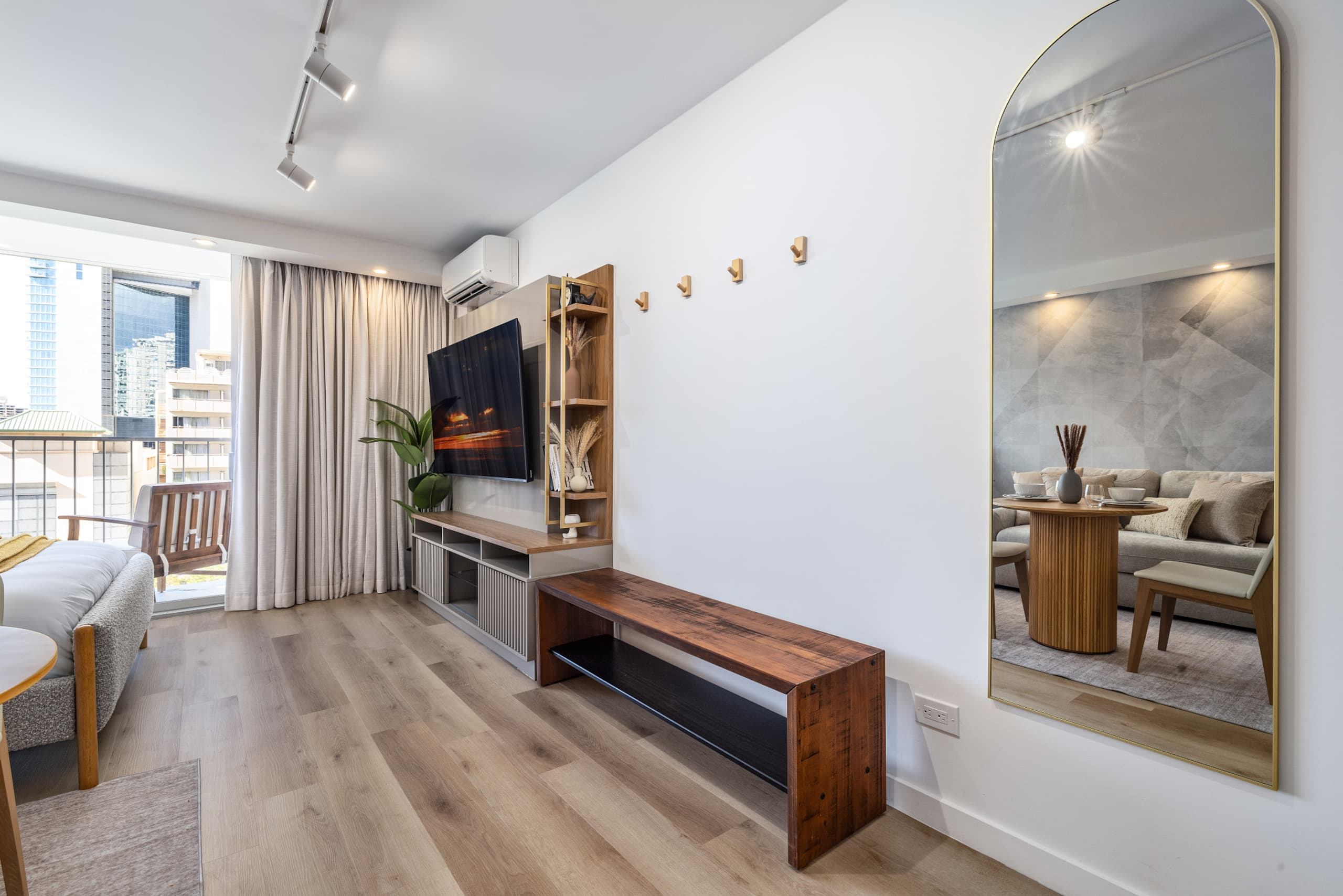 Cozy Escape in the Heart of Waikiki with 1 Parking - Image 19
