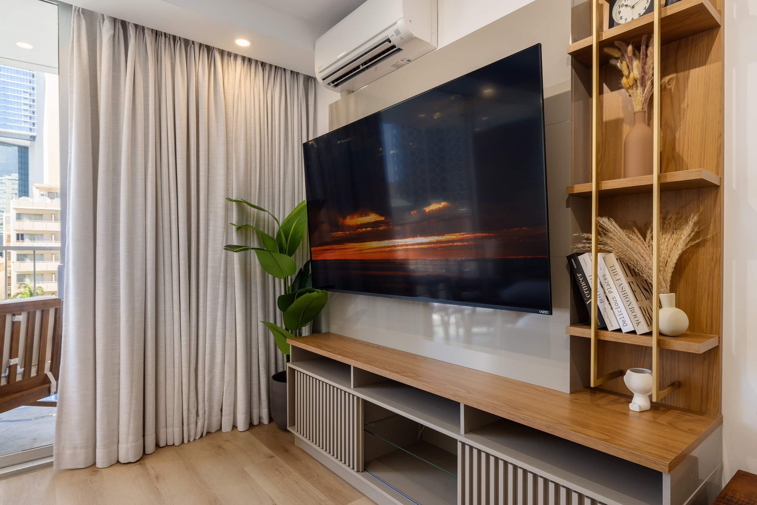 Cozy Escape in the Heart of Waikiki with 1 Parking - Image 9