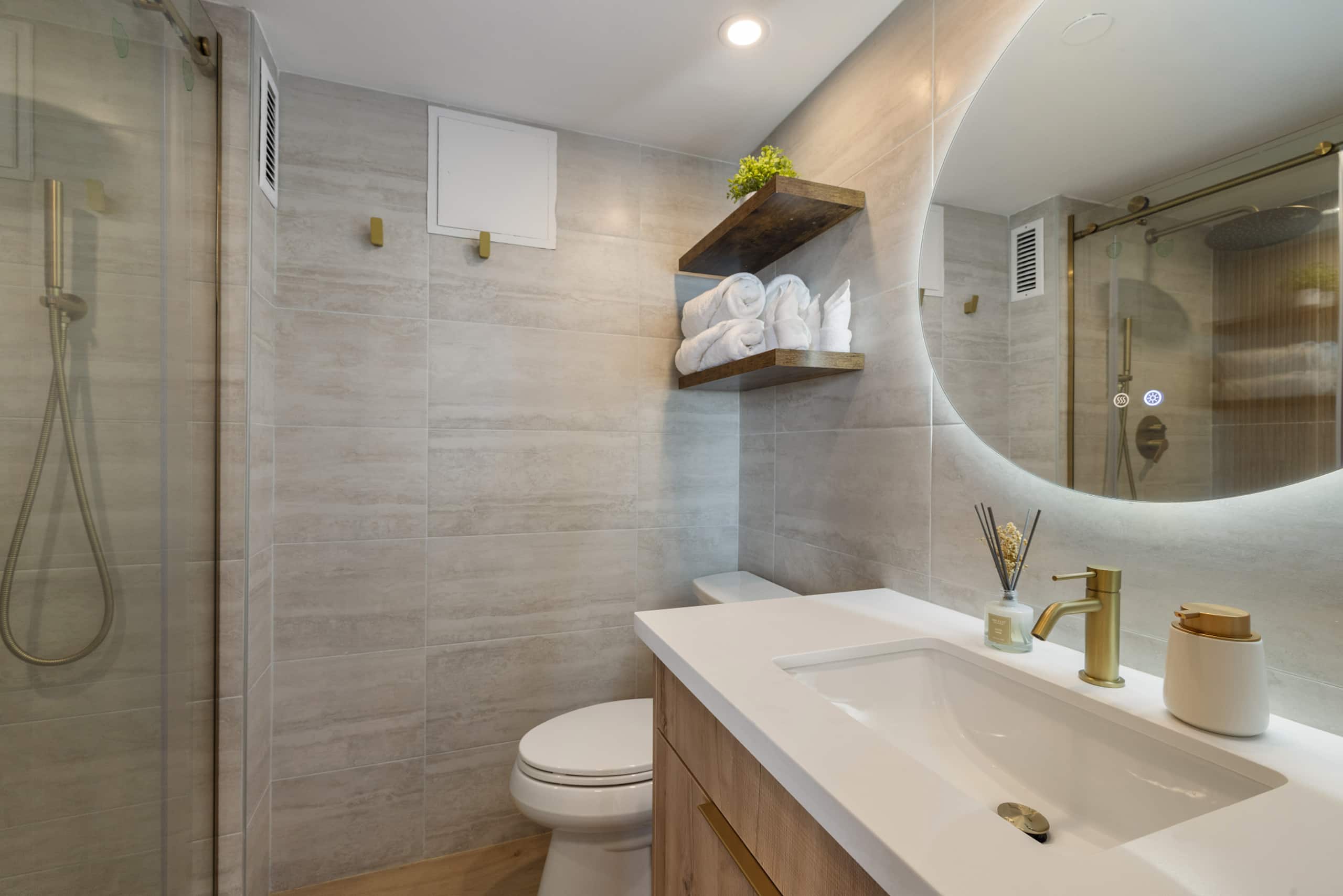 Cozy Escape in the Heart of Waikiki with 1 Parking - Image 36