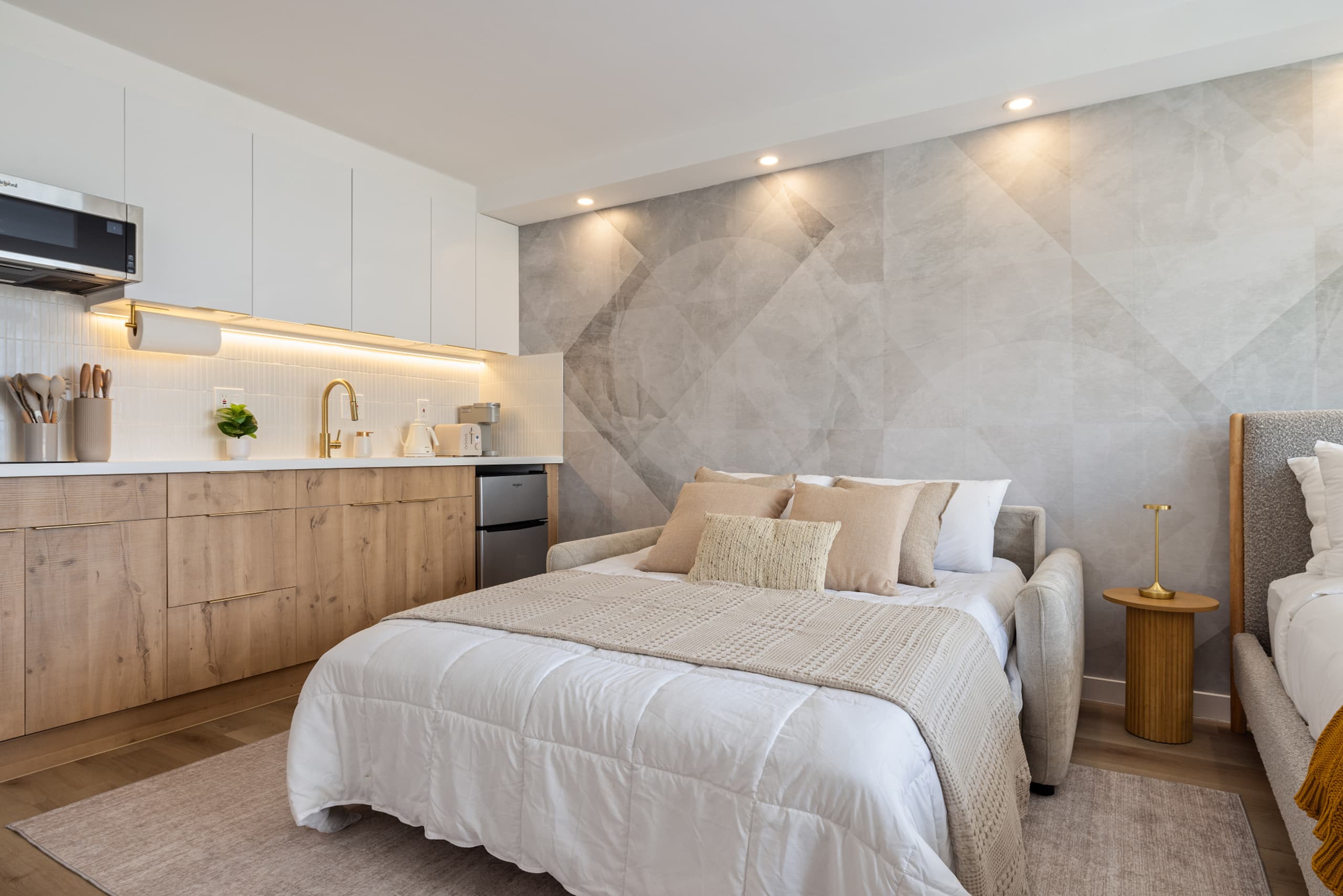 Cozy Escape in the Heart of Waikiki with 1 Parking - Image 12