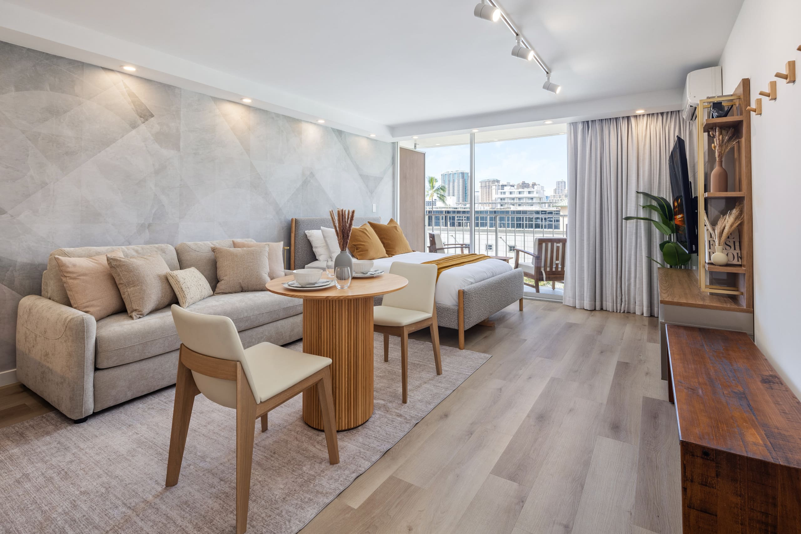 Cozy Escape in the Heart of Waikiki with 1 Parking - Image 2