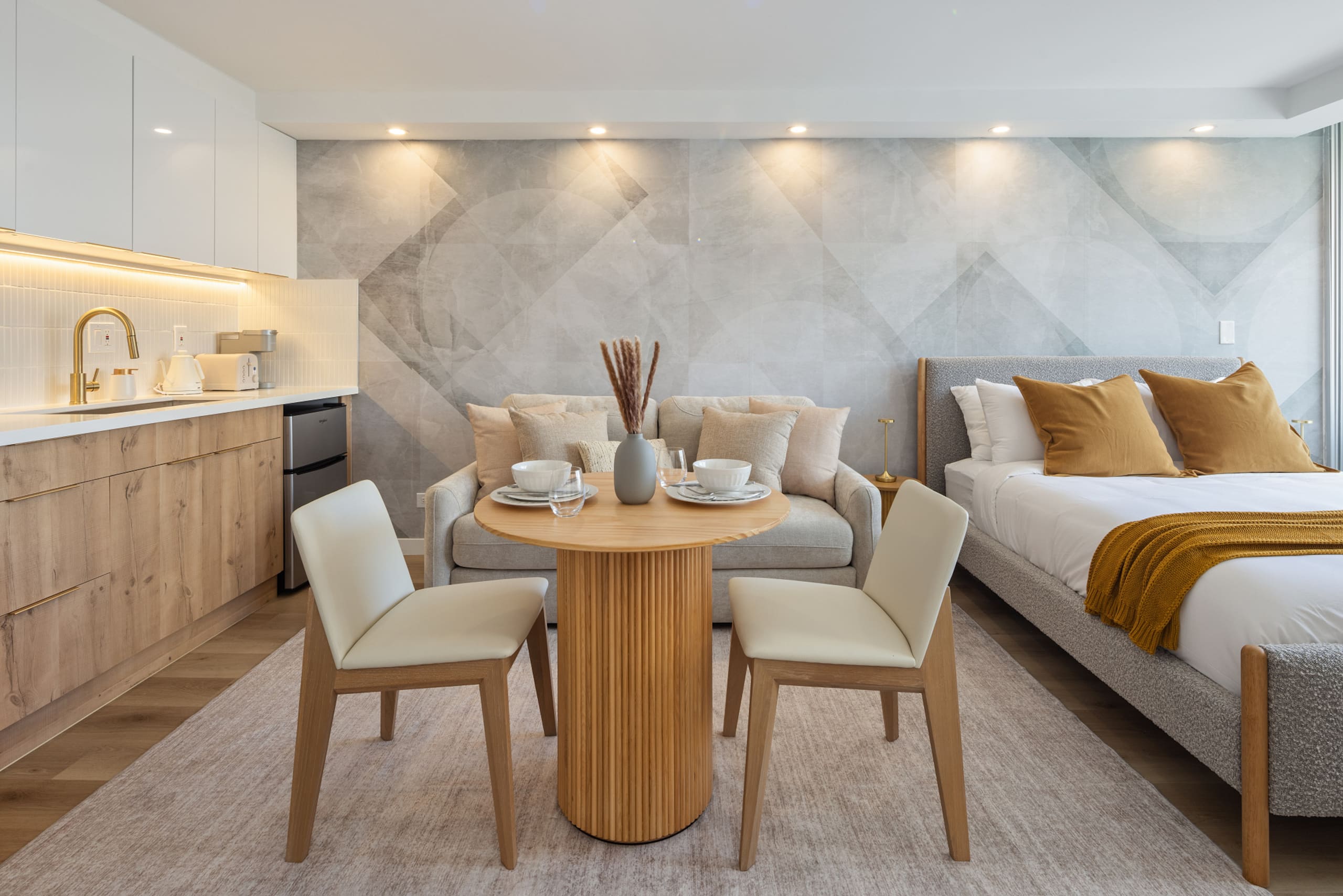 Cozy Escape in the Heart of Waikiki with 1 Parking - Image 34