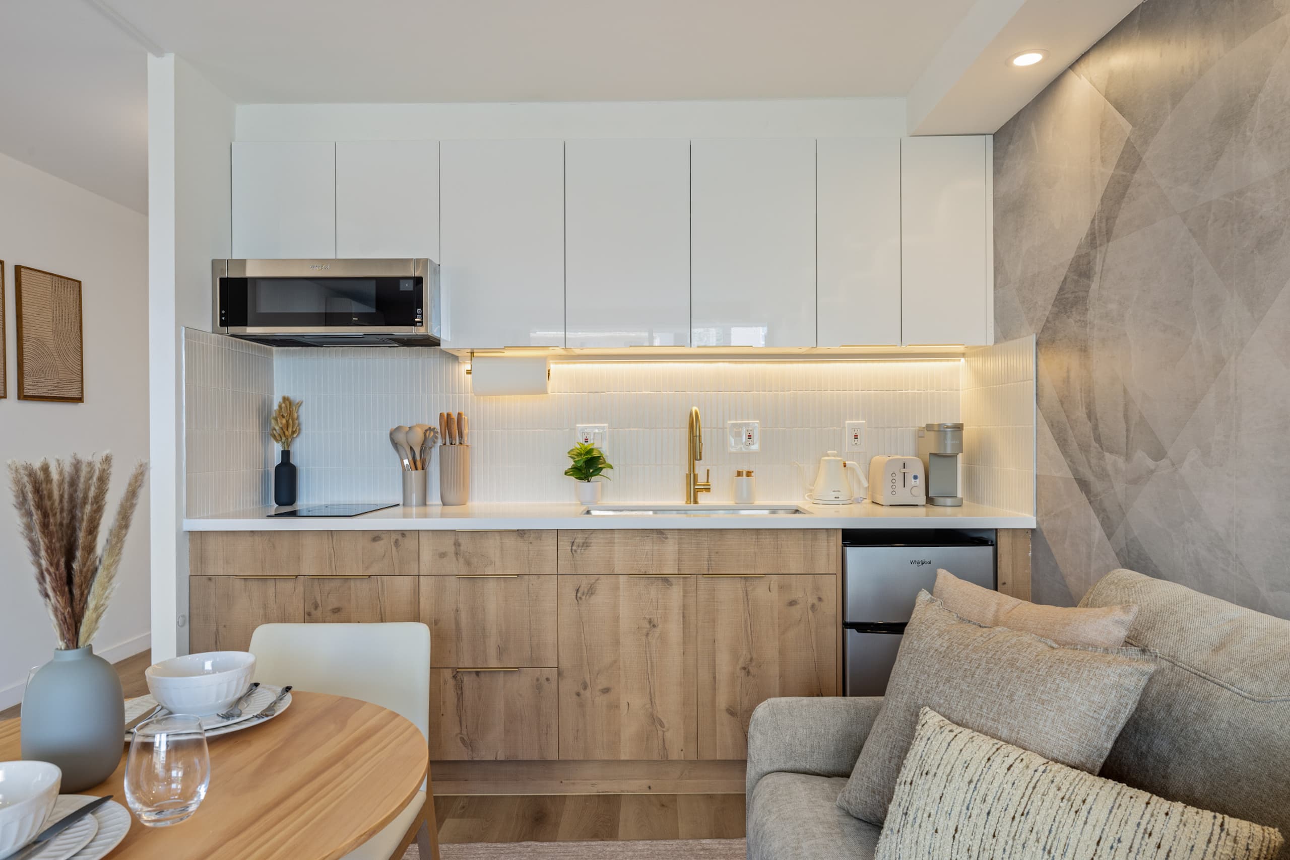 Cozy Escape in the Heart of Waikiki with 1 Parking - Image 23