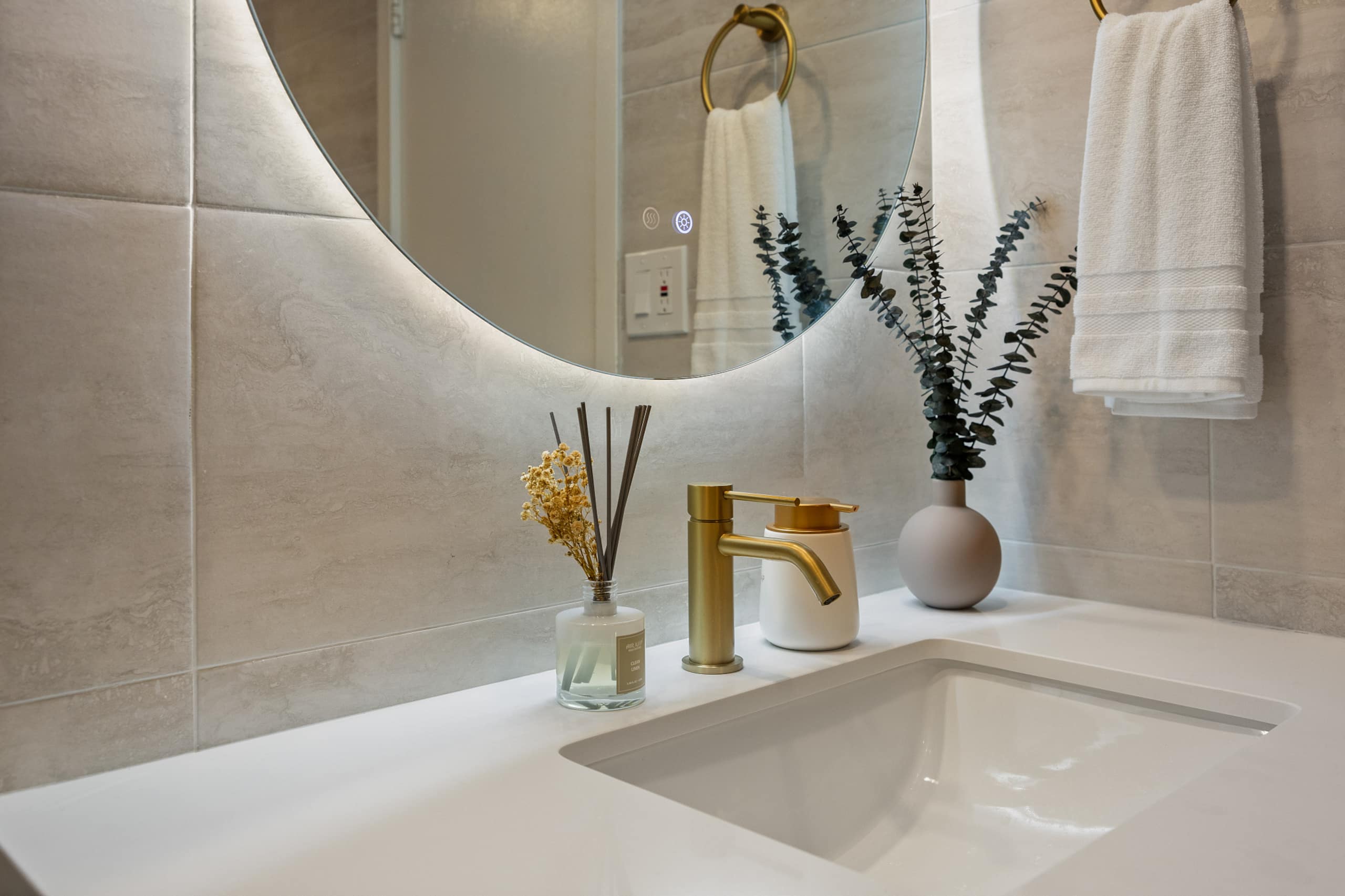 Cozy Escape in the Heart of Waikiki with 1 Parking - Image 38