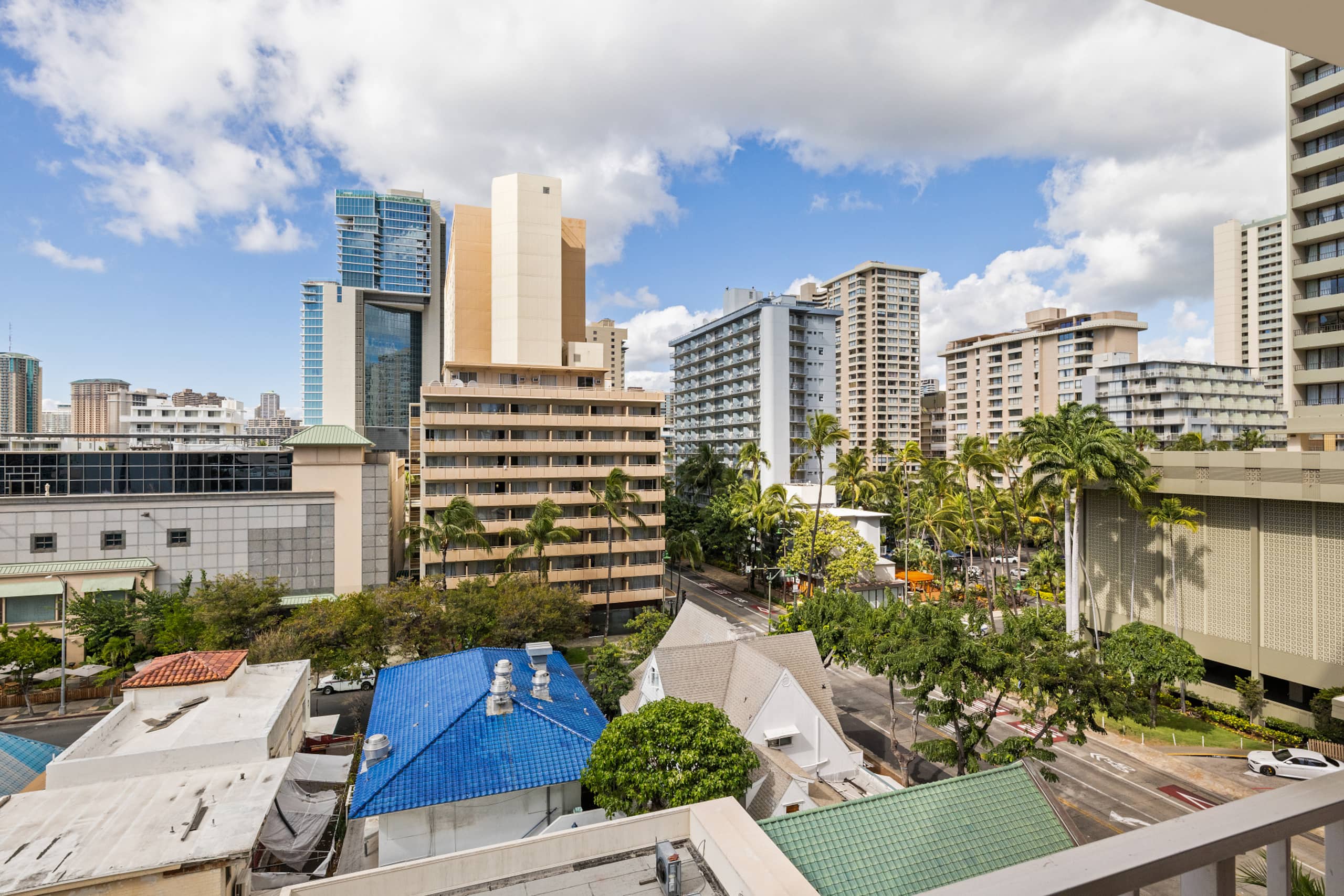 Cozy Escape in the Heart of Waikiki with 1 Parking - Image 48