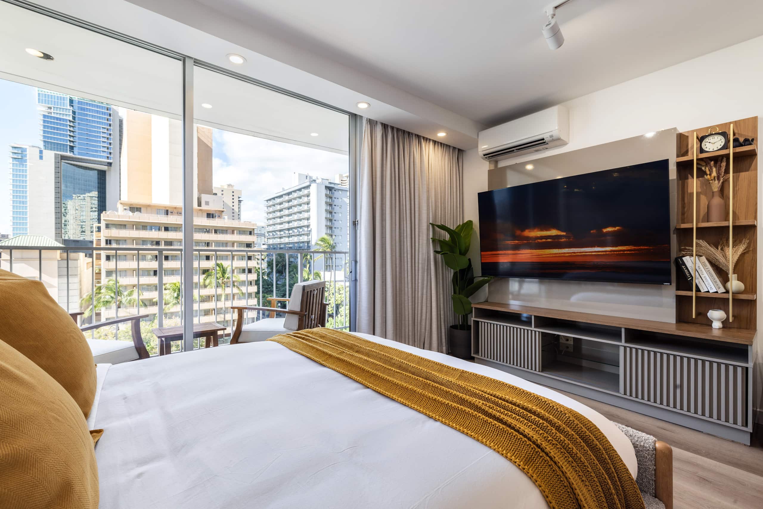 Cozy Escape in the Heart of Waikiki with 1 Parking - Image 8