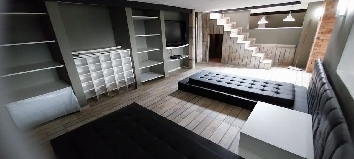 Საძინებლების ფლიგელი 3 

1 ბიკამა

4 ერთადგილიანი საწოლი

Კომოდები/ტრიმერები ჩემოდნებისთვის

Რანტე-ნიკო

1 Xbox 360 ვიდეო თამაში

Lorenzetti Acqua Star Ultra ელექტრო საშხაპე სააბაზანო 

Ტუალეტი

Ჩვილის საწოლი და აბაზანა/ გადამცვლელი 