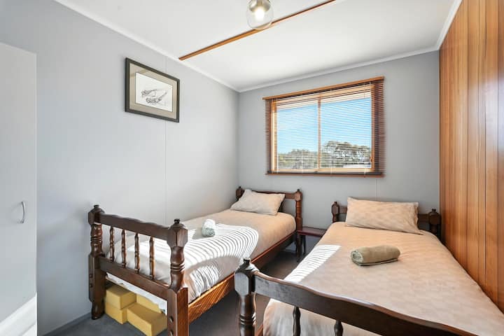 Spálňa s dvoma lôžkami: Svetlá a prívetivá s rustikálnym šarmom, ideálna na relaxáciu po dobrodružstve!