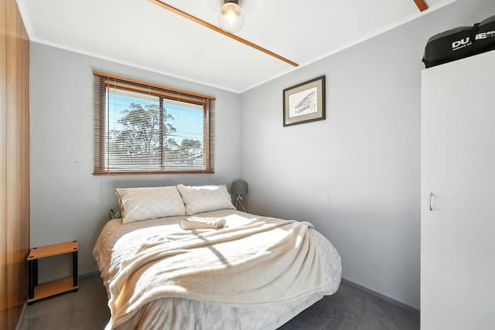 Útočisko v spálni: Vychutnajte si pokojný výhľad a moderný dizajn v tejto príjemnej izbe!