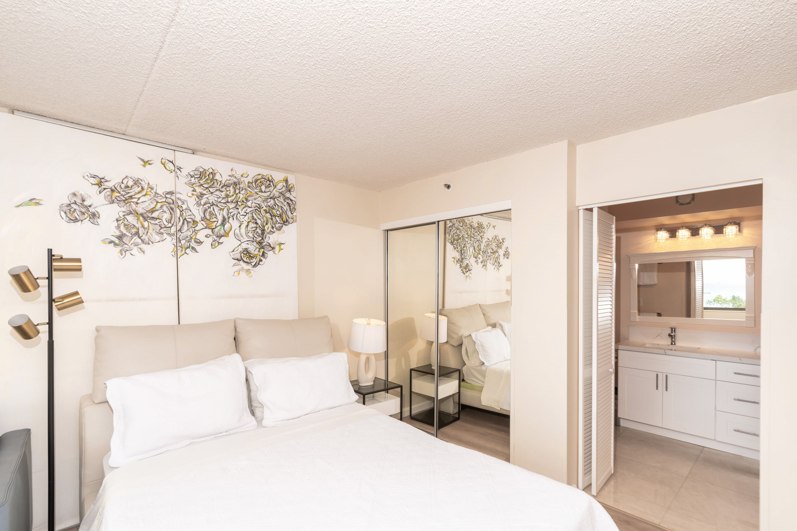 the whole ocean apt in waikiki with a free parking - Image 17