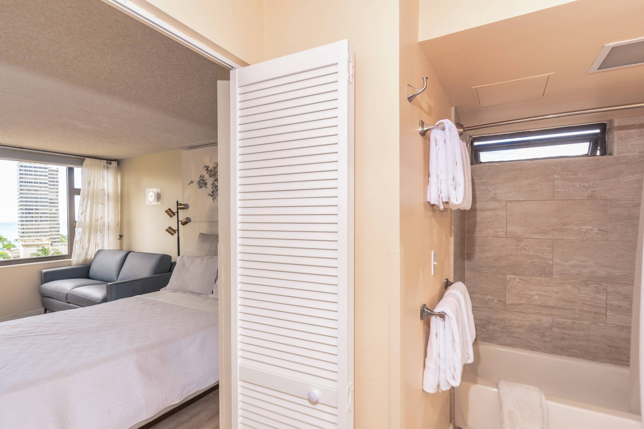 the whole ocean apt in waikiki with a free parking - Image 19